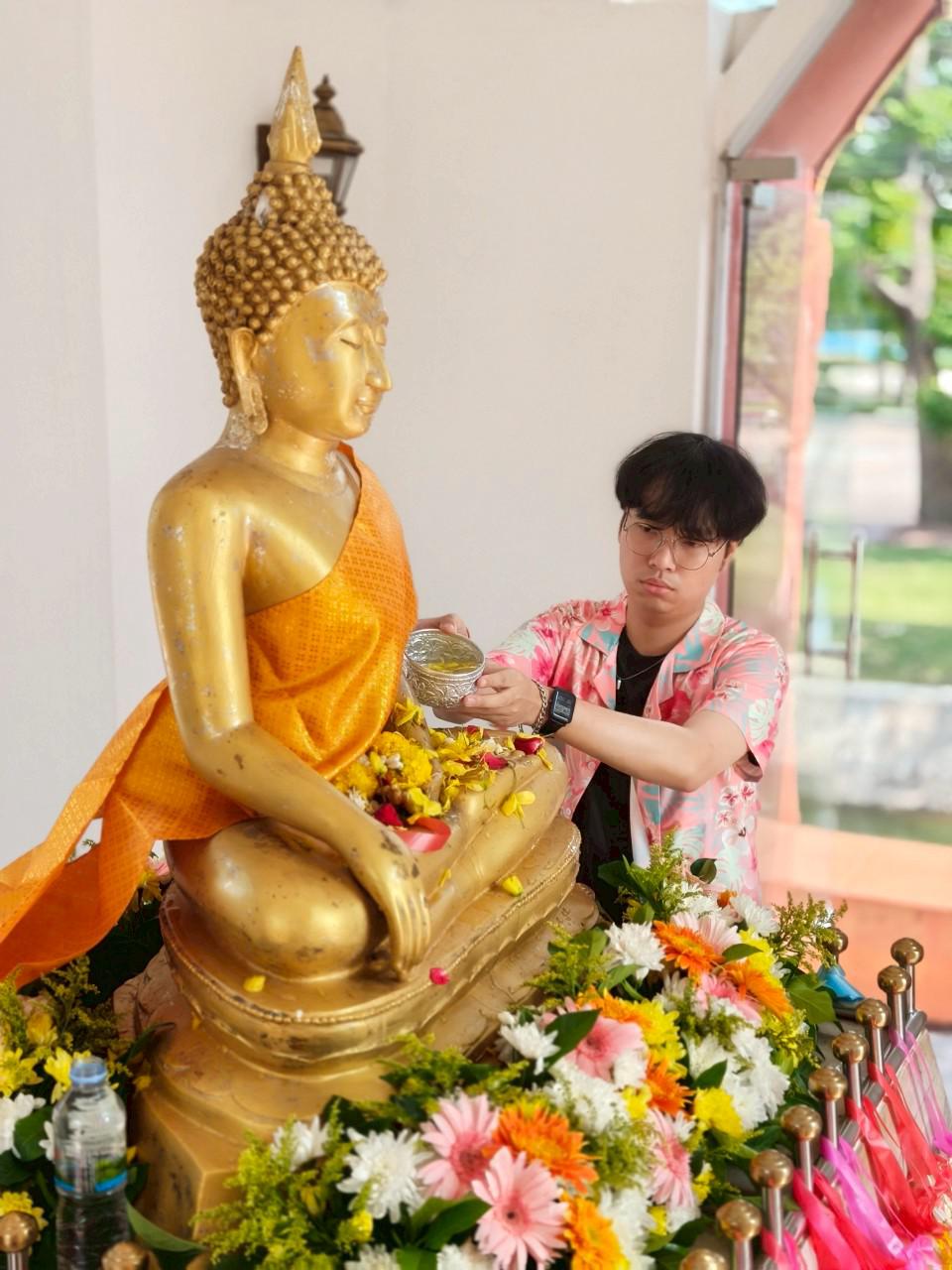 10. KPRU สวมผ้าไทย ห่มสไบ ใส่โจงสงกรานต์ สืบสานประเพณี ประจำปี 2568